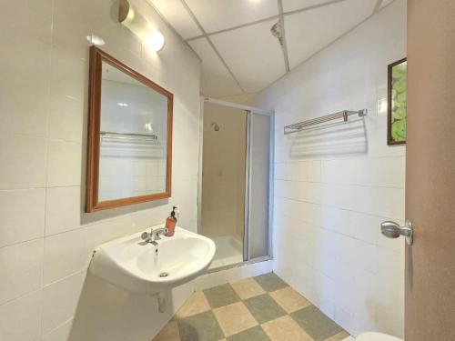 Ένα μπάνιο στο Rainbow Paradise with Beach in Tanjung Bungah