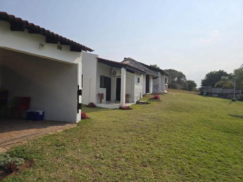 Κήπος έξω από το Chidenguele Beach House