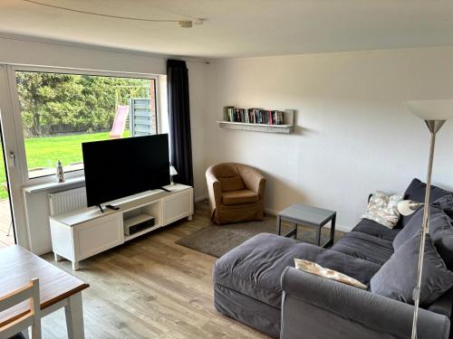 Телевизор и/или развлекательный центр в Ferienwohnung Krabbe am Wattenmeer