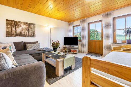 un soggiorno con un divano e una TV di Ferienwohnung, 55qm a Herscheid