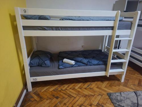 een paar stapelbedden in een kamer bij Hostel Latin Bridge in Sarajevo