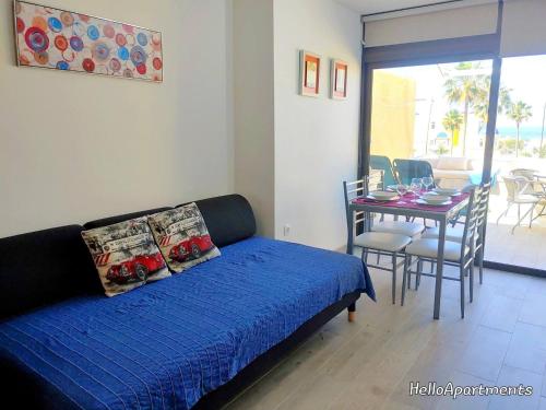 Una sala de estar con una cama y una mesa con sillas. en Ocean View Playa la Arena by HelloApartments, en Puerto de Santiago