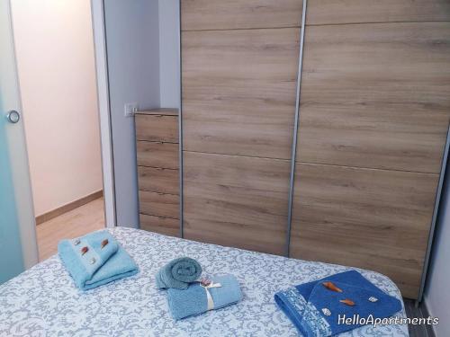 Un dormitorio con una cama con toallas. en Ocean View Playa la Arena by HelloApartments, en Puerto de Santiago