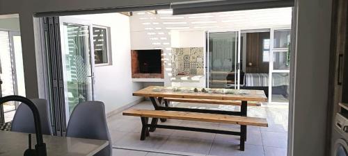 Телевизор и/или развлекательный центр в House Bailey Shelley Point