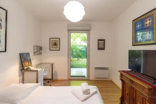 Ένα ή περισσότερα κρεβάτια σε δωμάτιο στο Les Galets - Duplex avec jardin - 2 chambres et bureau