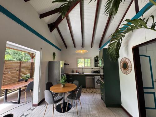 Φωτογραφία από το άλμπουμ του LIGHTUAL - Appartement calme 6 p jacuzzi privatif - 2 chambres, 1 mezzanine - 2 Sde σε Gros-Morne