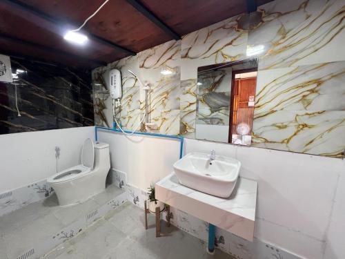 een badkamer met een wastafel en een toilet bij Ban Hao Riverstay Muang Fuang in Muang Fuang