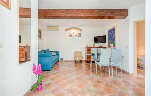 Pet Friendly Apartment In Bol With Wifi في بول: غرفة معيشة مع أريكة زرقاء وطاولة