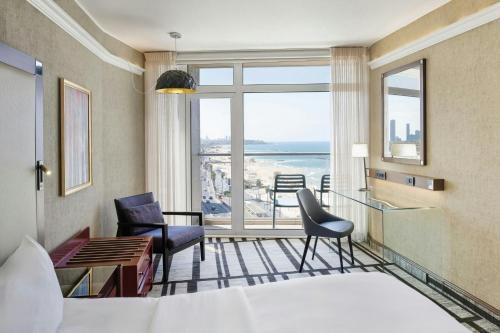 Zimmer mit Meerblick in der Unterkunft Renaissance Tel Aviv Hotel in Tel Aviv
