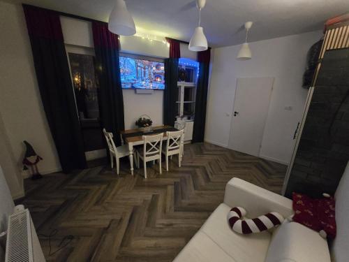 Μια τηλεόραση ή/και κέντρο ψυχαγωγίας στο Apartament Harmonia SKI-BUS 2 łazienki