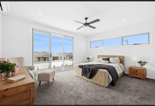 Giường trong phòng chung tại Beach Escape with Heated Pool and Coastal Comfort