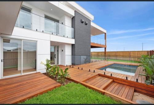 Hồ bơi trong/gần Beach Escape with Heated Pool and Coastal Comfort