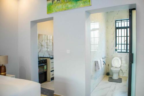 ハラレにあるOlivoakの部屋の中にトイレ付きのバスルームがある