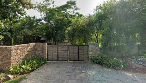 O grădină în afara Trisara Boutique Stay