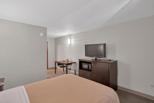 TV/trung tâm giải trí tại Bridgeview Inn Chicago Area