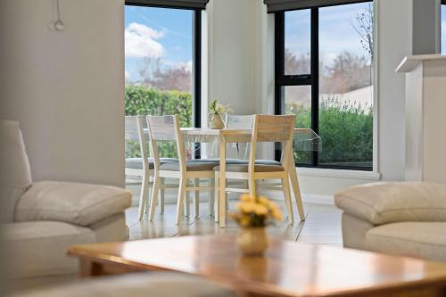 Una sala de estar con mesa de comedor y sillas. en Beautiful Spacious Home in a Serene Setting, en Eglinton
