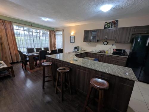 Η κουζίνα ή μικρή κουζίνα στο Runda Paradise by Pendo