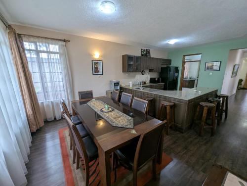 Μια τηλεόραση ή/και κέντρο ψυχαγωγίας στο Runda Paradise by Pendo