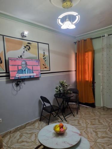 TV a/nebo společenská místnost v ubytování VIP stay in Yaoundé