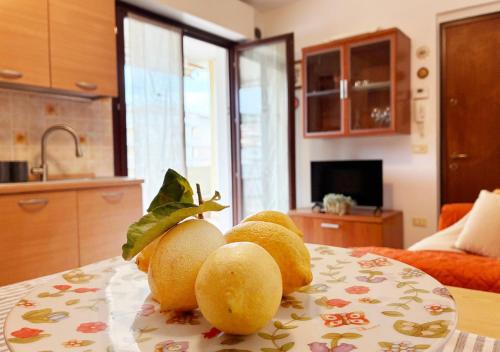 een berg fruit bovenop een tafel bij Holihome Sofy Mare in Tortoreto Lido