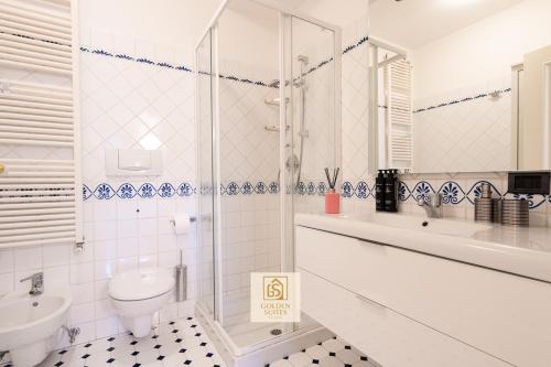 een badkamer met een douche, een toilet en een wastafel bij GoldenSuitesItaly Piazza Duomo Luxury Apartment 3 in Trento