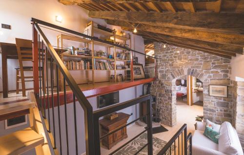 Η κουζίνα ή μικρή κουζίνα στο Gorgeous Apartment In Oprtalj With Wifi