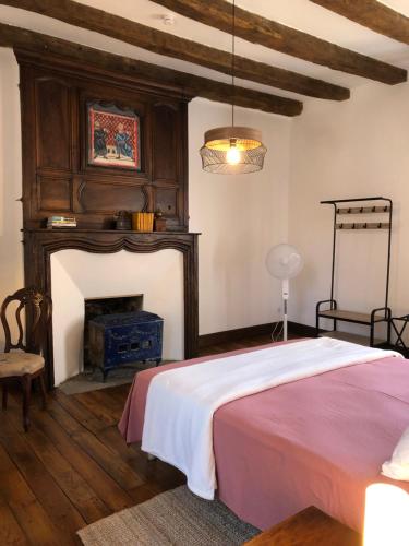 A bed or beds in a room at Aux Deux Lys