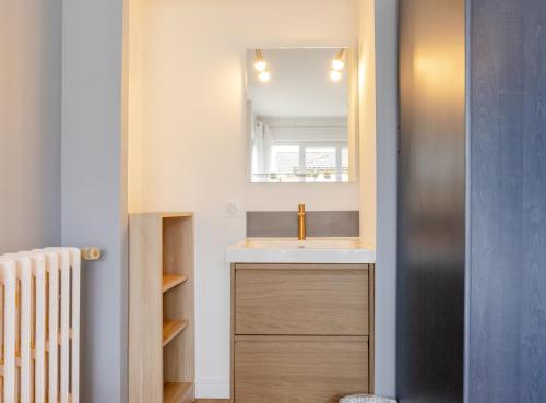 un bagno con lavandino e specchio di Villa Amistad - Chambre Tilleul - centre - parking - jardin - logement partagé - a Mont-de-Marsan