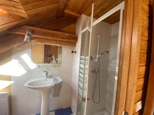 モリーヌ・アン・クイラにあるCASA-Gondolier Loft chambre pour 7 personnesの洗面台とシャワー付きのバスルーム