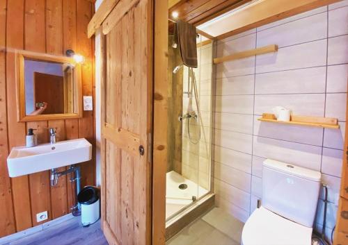 凯拉地区莫利讷CASA-Salon Bella Ciao Suite pour 5 personnes的带马桶和水槽的浴室