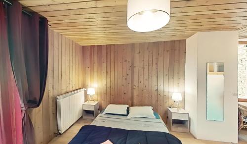 Una cama o camas en una habitación de CASA-Lodge Lili pour 2 personnes