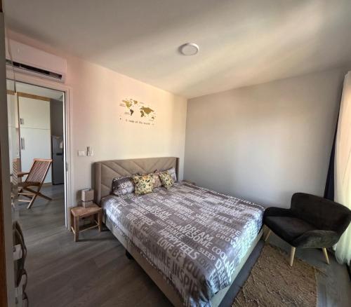 Un pat sau paturi într-o cameră la Cozy 1BR Steps to the Beach and Amenities