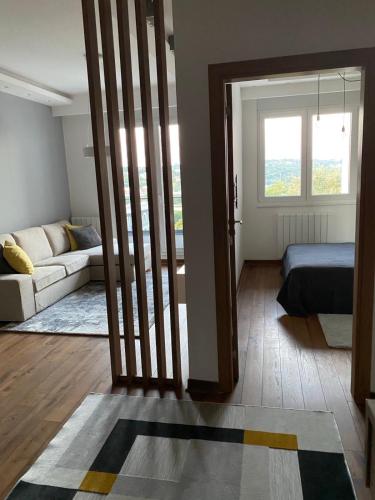 Ένα ή περισσότερα κρεβάτια σε δωμάτιο στο Apartman V