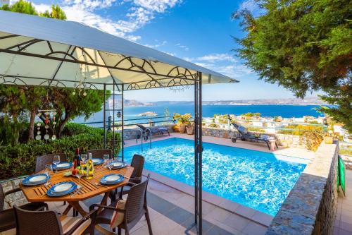 Πισίνα στο ή κοντά στο Villa Ikaros