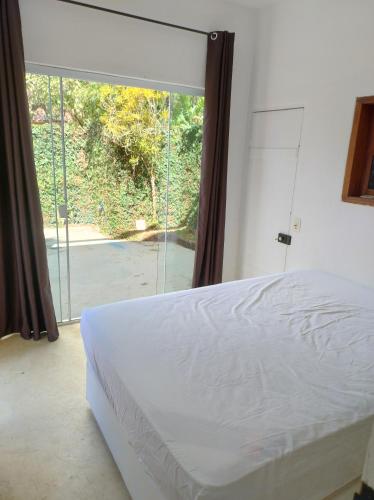 Кровать или кровати в номере Quarto independente Ilhabela mansão