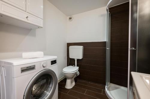 a bathroom with a washing machine and a toilet at VILLA CARLA- Hyper Centre - Climatisation - Wifi in Menton