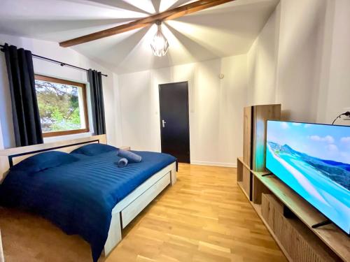 Ένα ή περισσότερα κρεβάτια σε δωμάτιο στο Maison La Clairière - Jardin et parking - 10 pers - 4 chambres - 15 min de Lyon