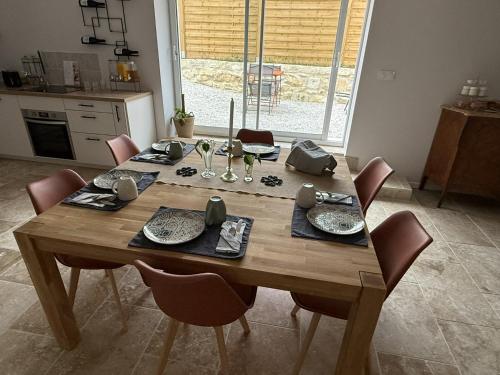 une table en bois dans une cuisine avec des chaises et une salle à manger dans l'établissement Les Pierres Douces, à Champniers