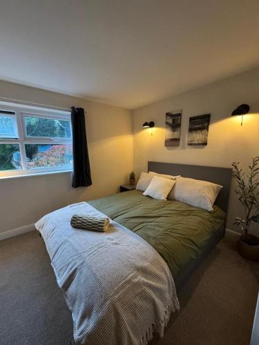 En eller flere senge i et værelse på Quirky 3 Bedroom Home From Home