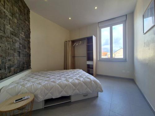 Ένα ή περισσότερα κρεβάτια σε δωμάτιο στο La Perle Rémoise - Appartement cosy et lumineux