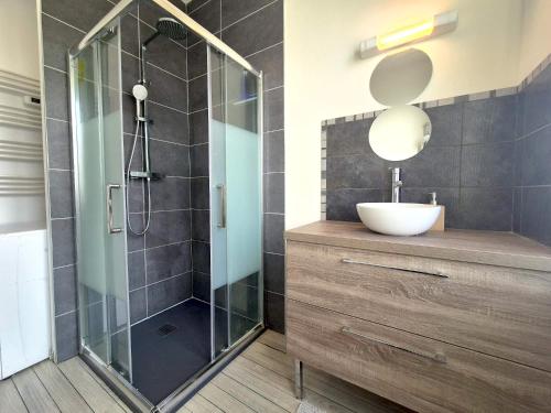 Ένα μπάνιο στο La Perle Rémoise - Appartement cosy et lumineux