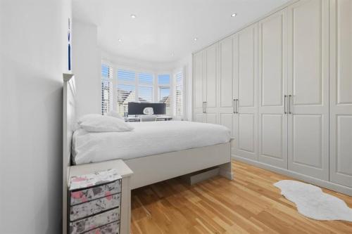 En eller flere senge i et værelse på Southend Modern Escape