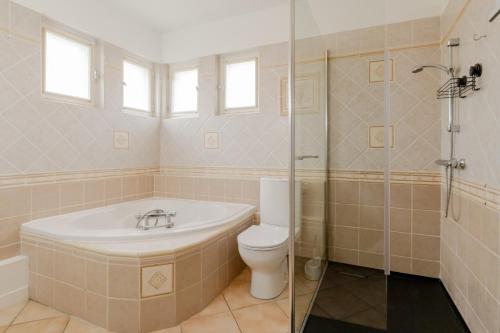 A bathroom at Villa Amistad- Chambre Olivier - centre - parking - jardin - logement partagé