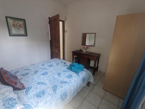 Ένα ή περισσότερα κρεβάτια σε δωμάτιο στο Garden Cottage