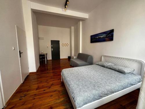 Ένα ή περισσότερα κρεβάτια σε δωμάτιο στο the POZNAN SPOT