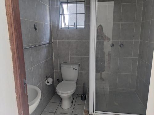 Ένα μπάνιο στο Garden Cottage