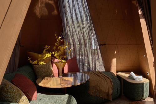 ein Raum mit einem Tisch und Stühlen und einem Fenster in der Unterkunft Namety Park in Kiew