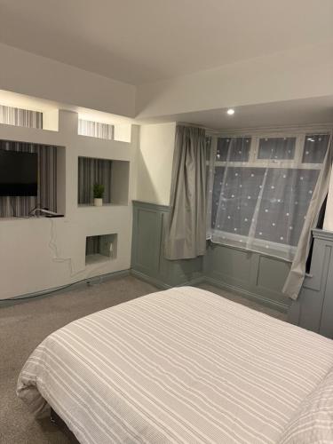 a bedroom with a large bed and a window at 4Bed Grimsby Contractor Work Crew Stay in Grimsby