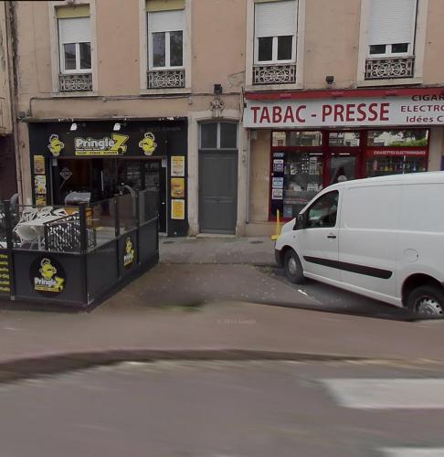 une camionnette blanche garée devant un magasin dans l'établissement La Pause Cosy, à Mâcon