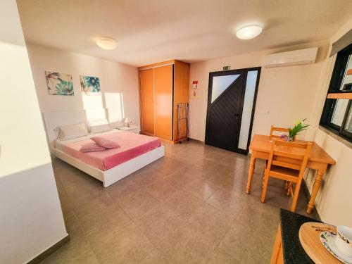Postel nebo postele na pokoji v ubytování Studio Two | Massapez | Fajã da Ovelha | Calheta